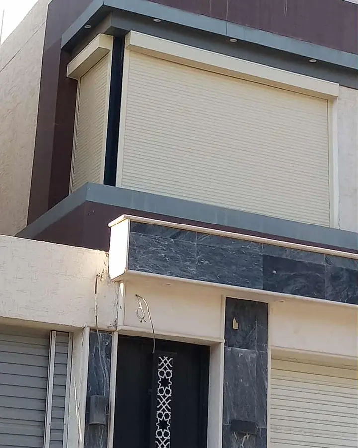 شتر نافذة ألمنيوم بلون فاتح بعد التركيب